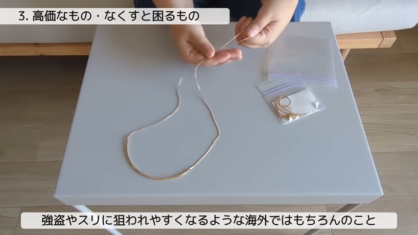 GUのネックレスの長さを調整している