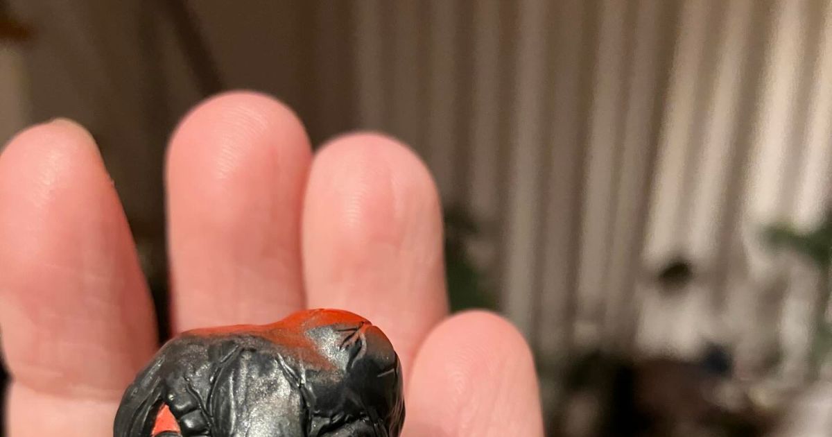 「ママみたいなやつ」→娘から渡されたのは……　「おぉ」　“まさかのアイテム”に「ひどすぎww」「心の目で見てるんですかね」（1/3） | ライフスタイル ねとらぼ