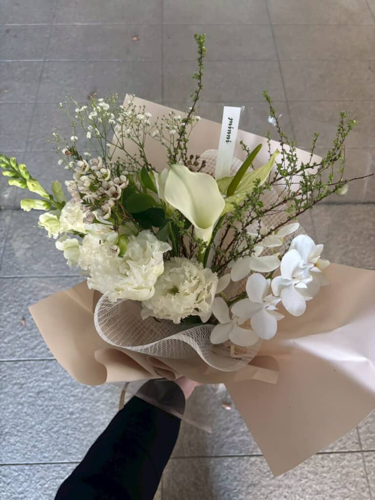 白い花束もお似合いですね