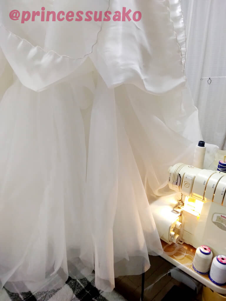 ロックミシンで裾処理する様子