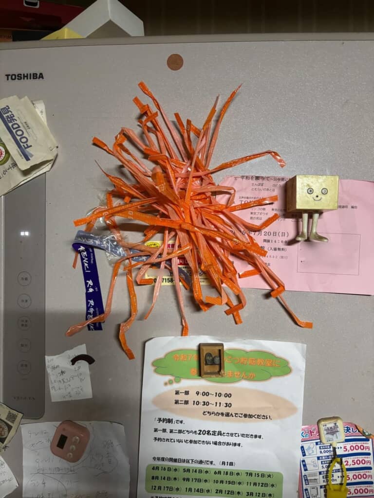 卵パックのテープで作られた謎オブジェ