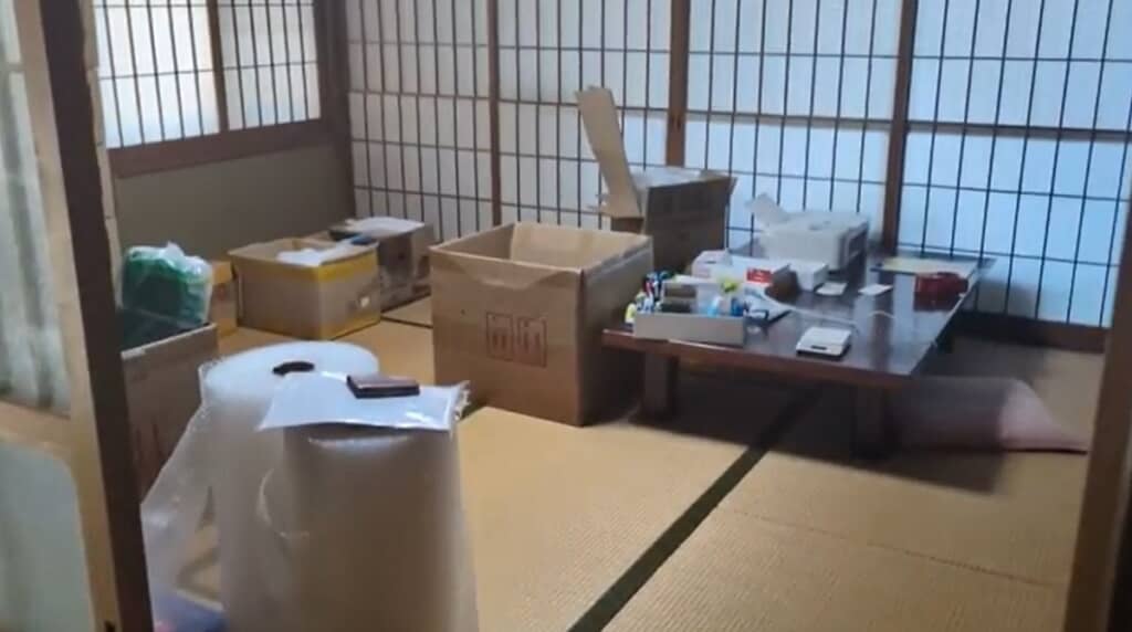 物が置かれた和室