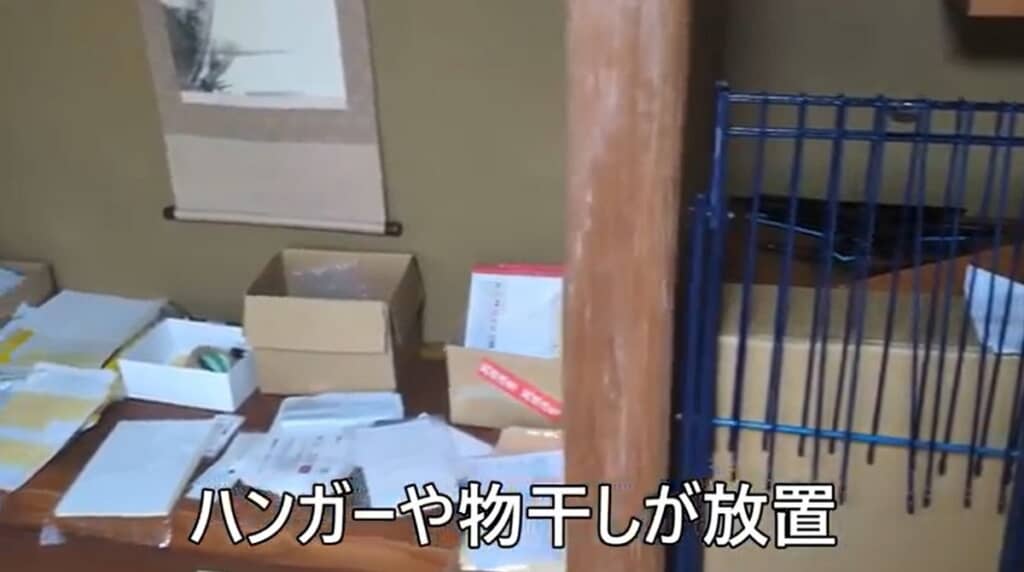 神棚の前や床の間にも物が置いてあります