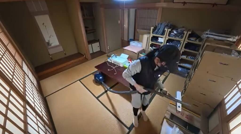 物を片付けて掃除機をかけます