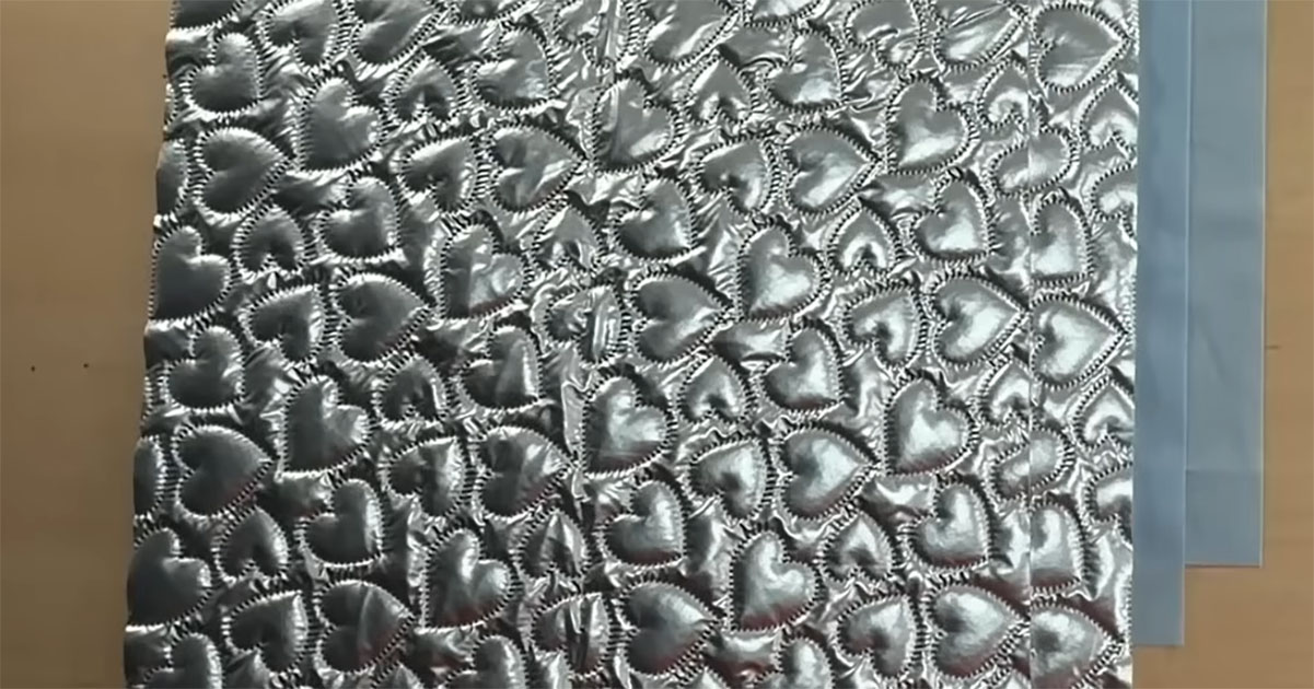 ふっくらハート柄の銀キルトをチョキチョキ→縫うだけで……　完成した便利アイテムに「素敵」「とても簡単ですね」（1/3） | ハンドメイド ねとらぼ