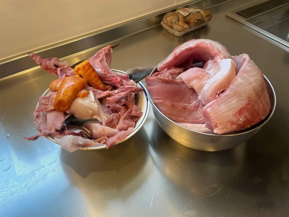 さばかれたブリの身や内臓