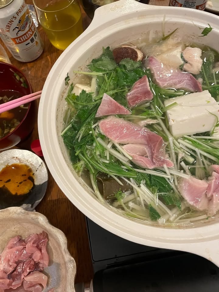 鍋で加熱されるブリの切り身