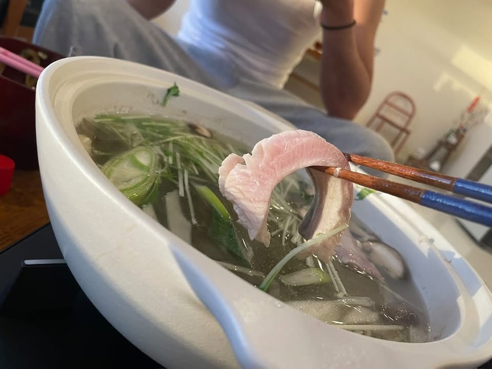 鍋から取り出されたブリの切り身