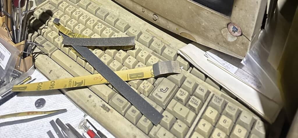 あちこち汚れていて年季の入っているキーボードとディスプレイ