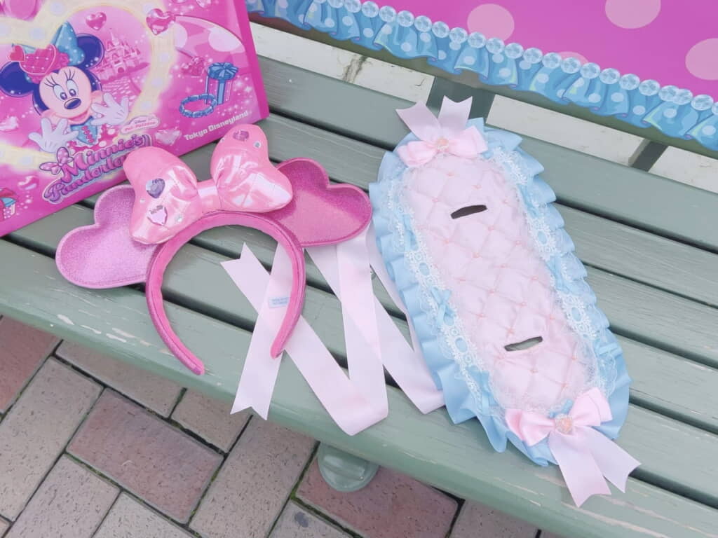 ヘッドドレスにはカチューシャサイズの穴があります