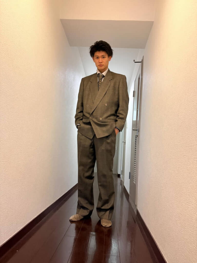 成人式に祖父のスーツを着た次男の写真