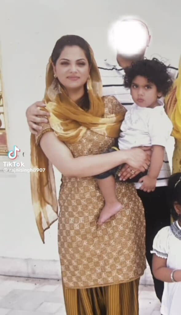 息子を抱っこしていた親子の16年後