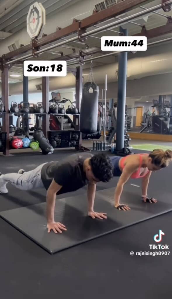 息子を抱っこしていた親子の16年後