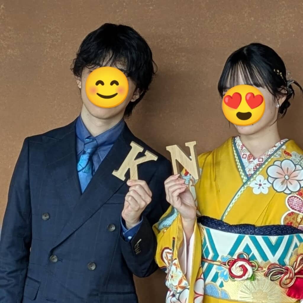 成人式を迎える男女の双子