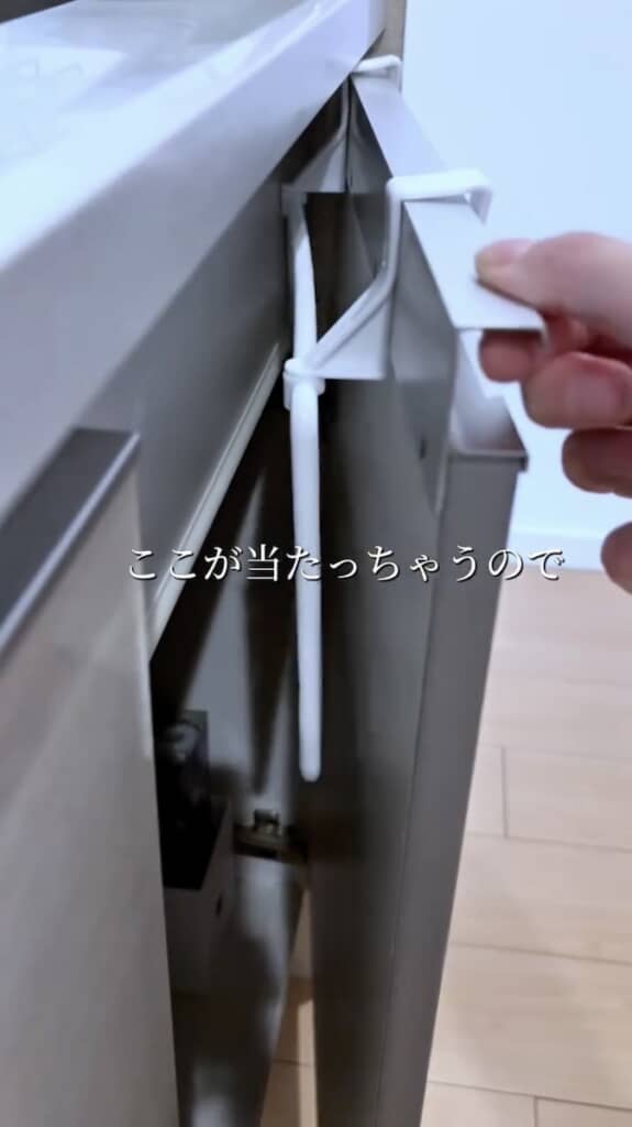 そのままだとフックが当たって扉が閉じなくなってしまうので……