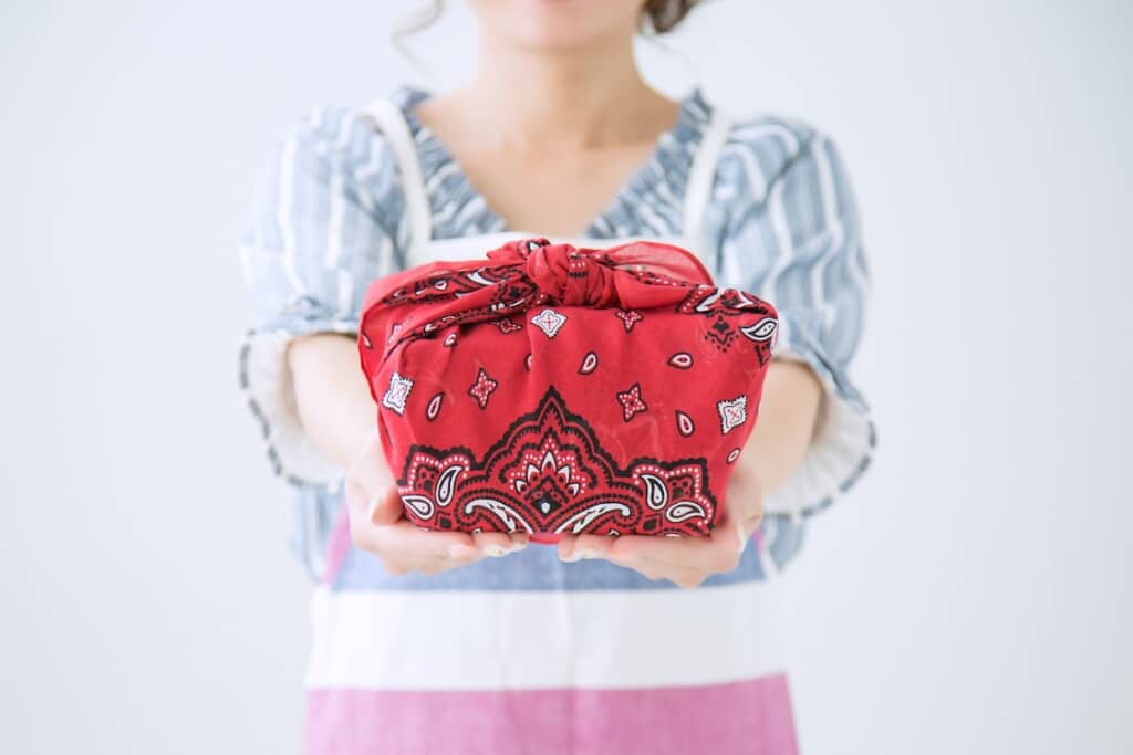 両親にタッパーに入れたお弁当を渡したら……（出典：PIXTA）