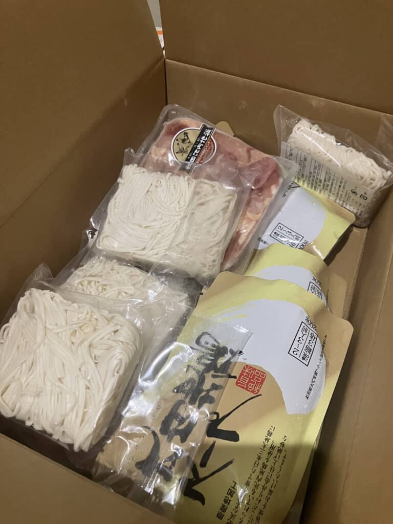 どっさり届いた「比内地鶏切り身と稲庭うどん」