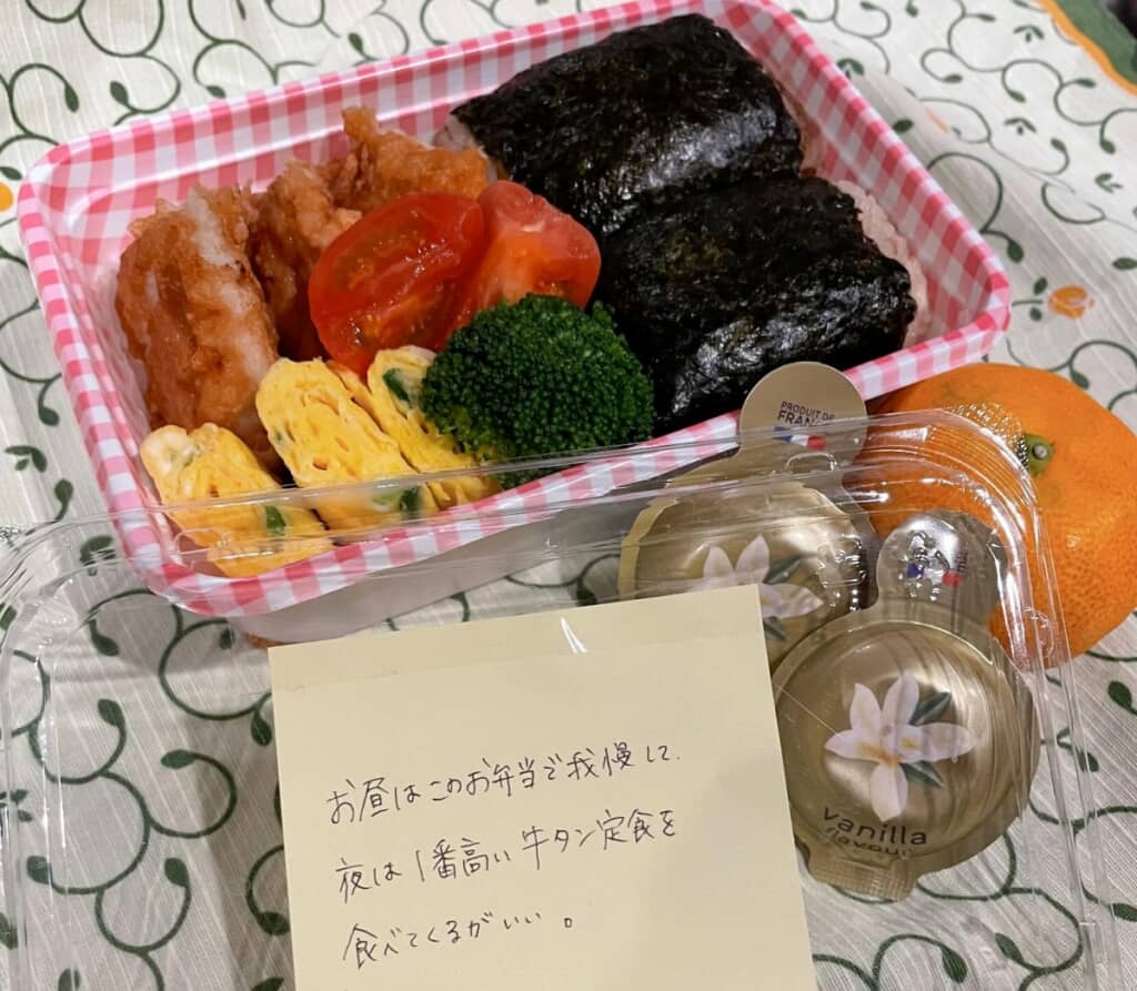 仙台出張へ行く夫へ、お昼はお弁当で夕飯は豪勢にと、思いやり溢れる手紙が添えられています。愛ですね。