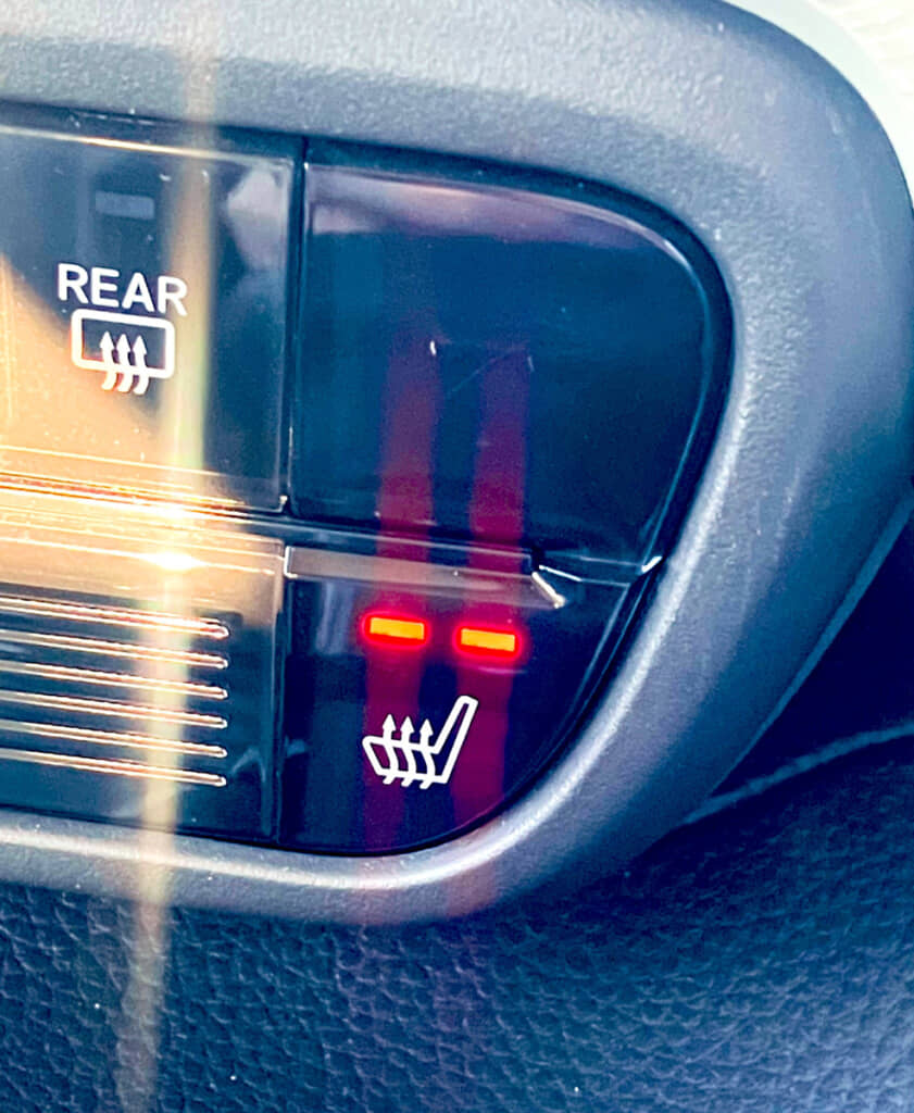 シートの下から矢印が伸びるアイコン。何のボタンかな？