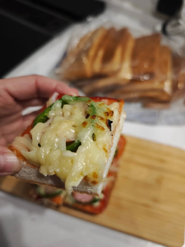 おいしそうなパンミミピザトーストに