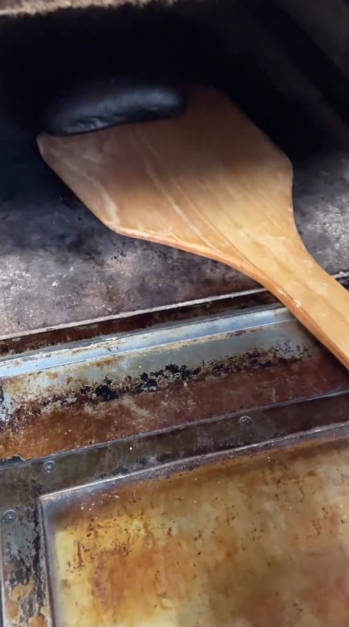 ピールを中に突っ込んで探ると……