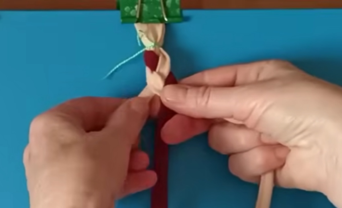 捨てるはずのニットやシャツ、細く切って三つ編みにすると……　まさかのアイテム完成に「これはすげえ！」「洗濯機で洗えるのも最高」【海外】（1/3） | ハンドメイド ねとらぼ