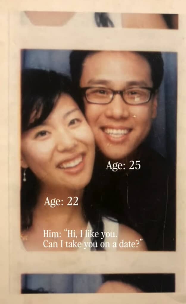 顔を寄せ合う男女の20年後