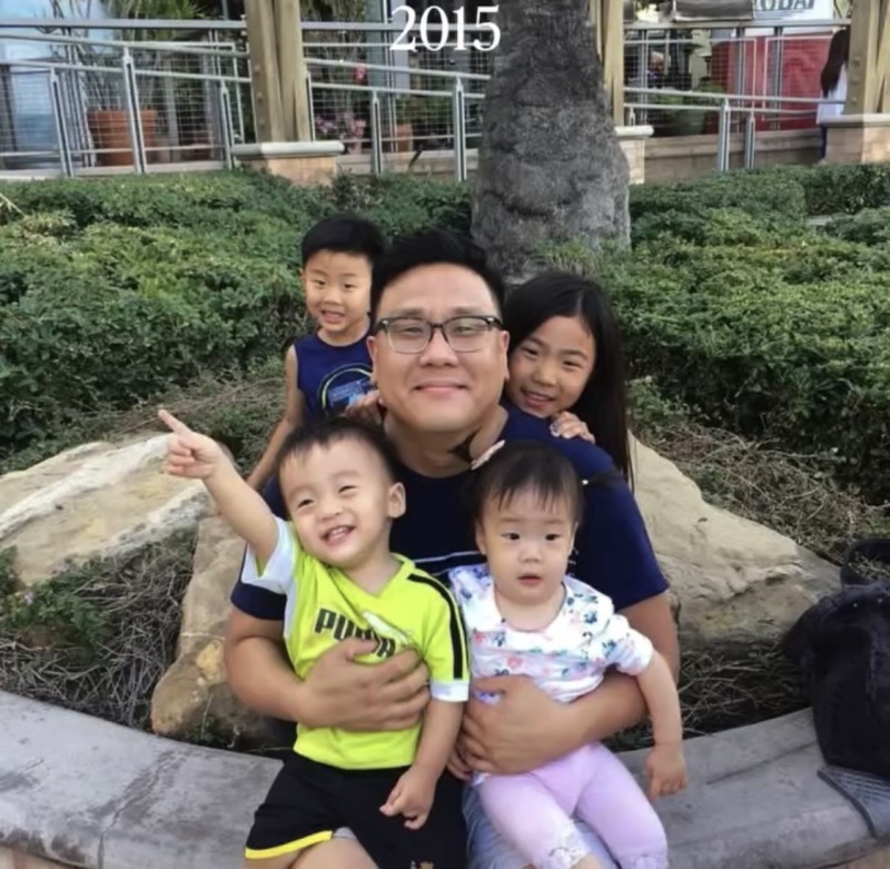 顔を寄せ合う男女の20年後