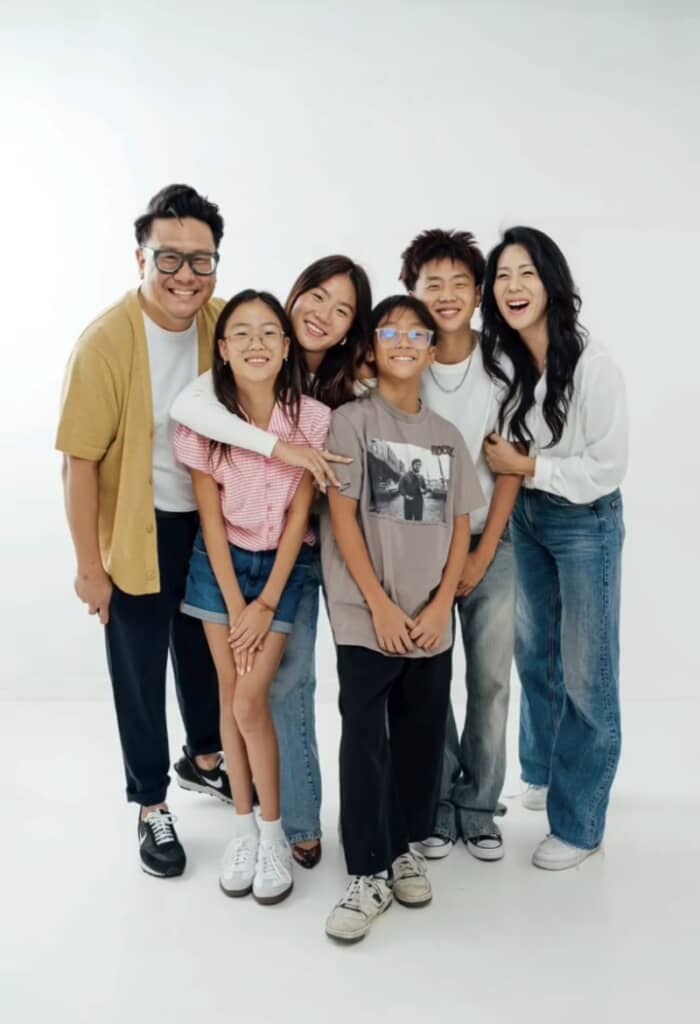 顔を寄せ合う男女の20年後