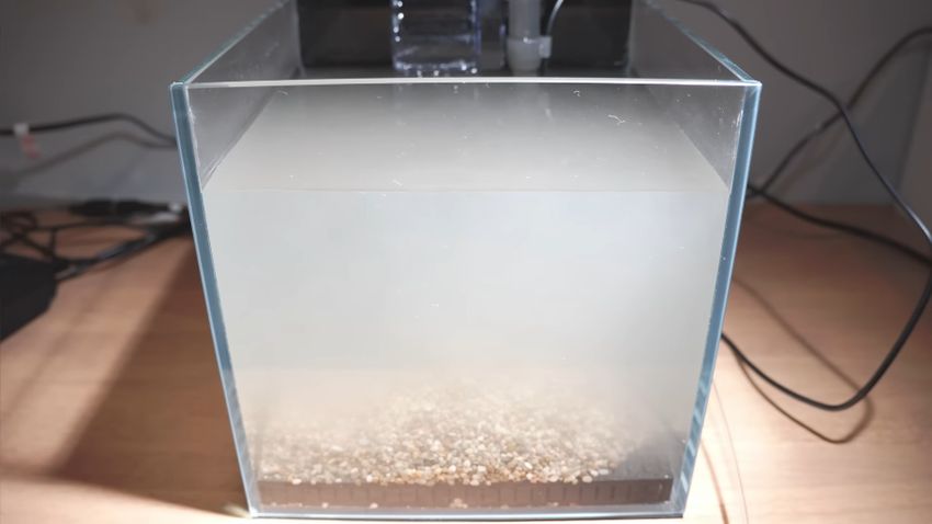 市販の砂利を入れた結果、真っ白に濁ってしまった