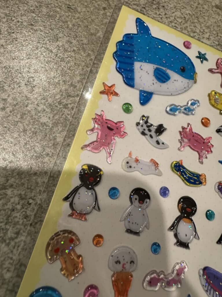 お父さんが買ってきたシール帳とシール