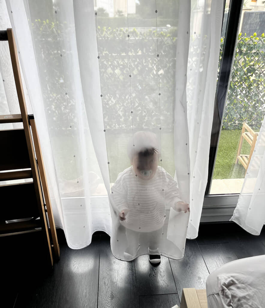 隠れている姿が丸見え！