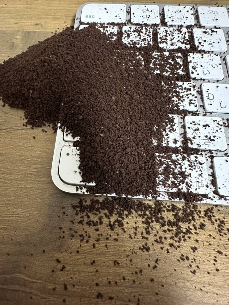 キーボードにぶちまけられたコーヒー粉
