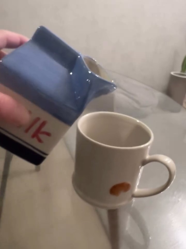 実は焼き物（ストーンウェア）。あらかじめ牛乳を移しておいて……