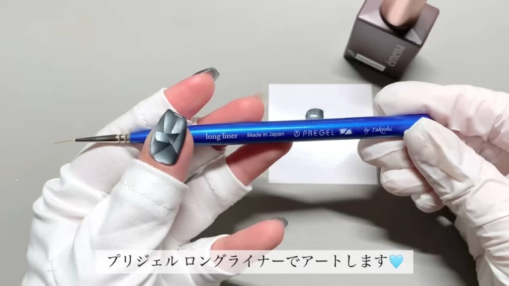 ライナーを使ってネイルアートを施します