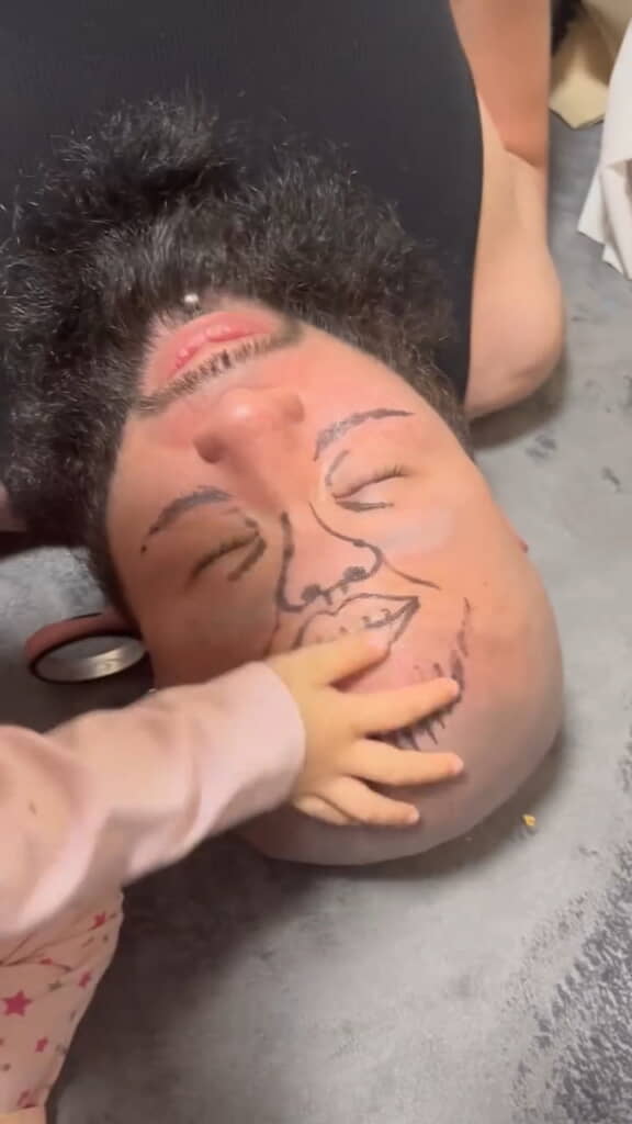 そっと指を添えてみる娘さん