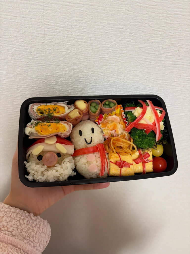 サンタと雪だるま、リボンをつけた卵焼きがかわいすぎる