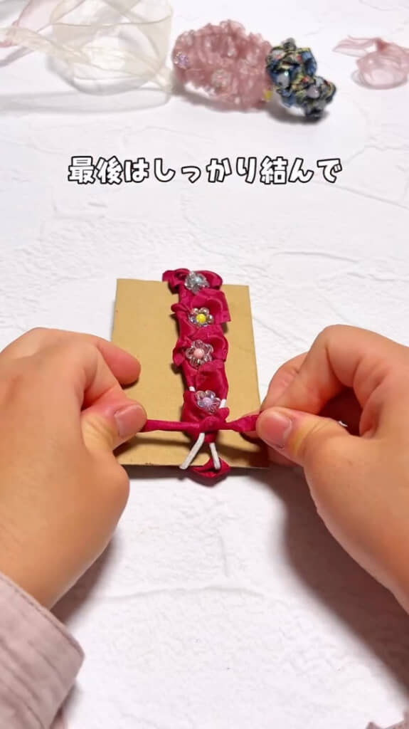 裏側までリボンを通したら、結んで余った分をはさみでカットします