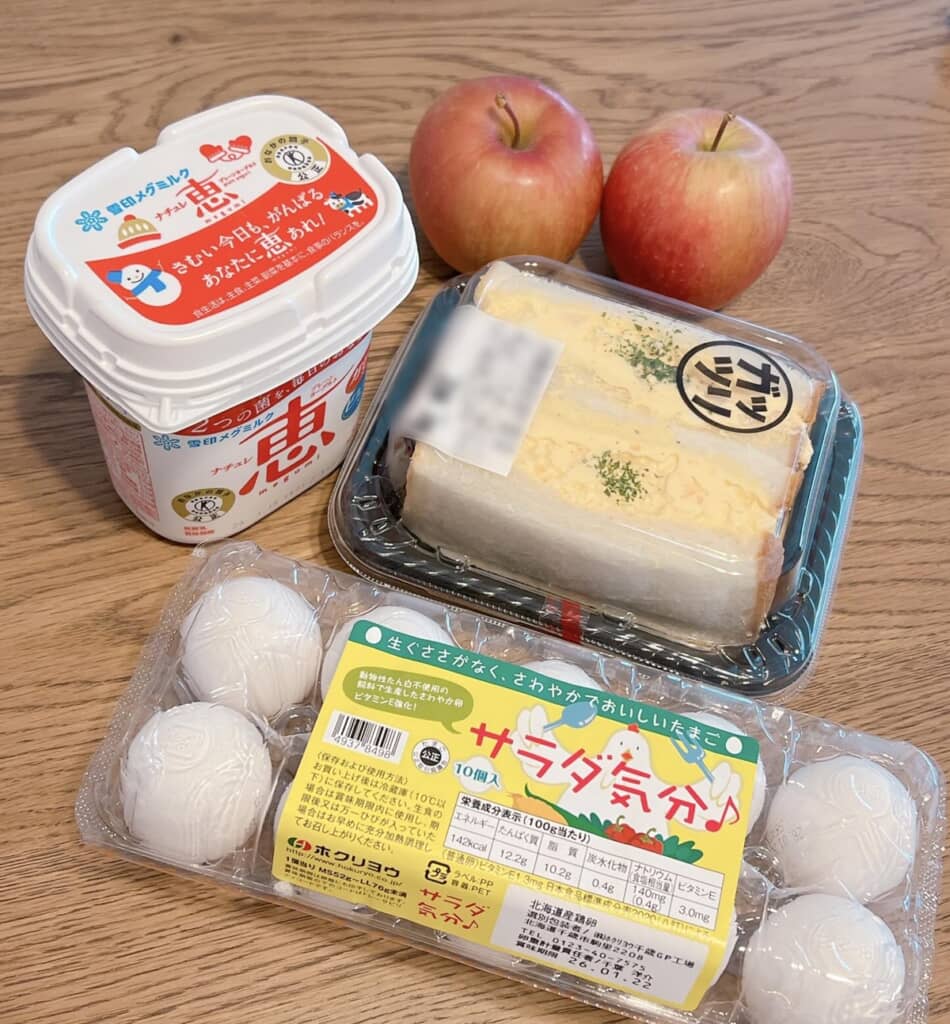ヨーグルトにたまごサンド、卵、りんご！