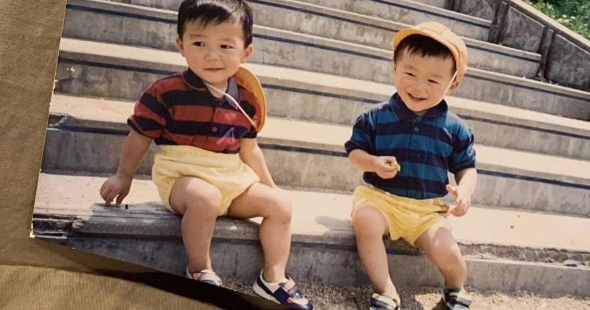 色違いコーデで並ぶ1歳双子→32年後……「奇跡じゃないですか!?」　驚きの“現在の姿”に「モデルですか〜？」「今が一番そっくり」（1/2） | ライフスタイル ねとらぼ