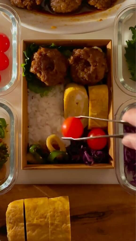 ミニトマトを入れるだけで彩りのアクセントになりますね