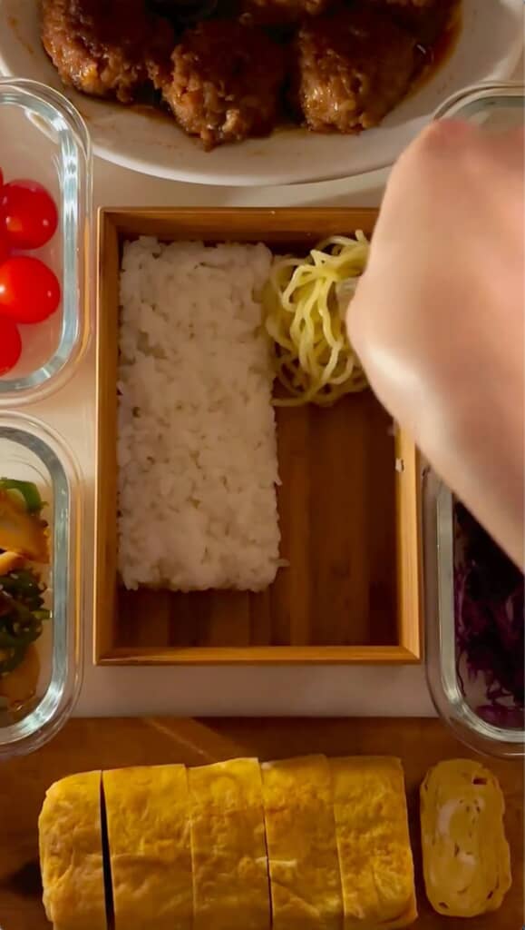 麺を詰めるときは小さくまとめておいた方が食べやすいですね