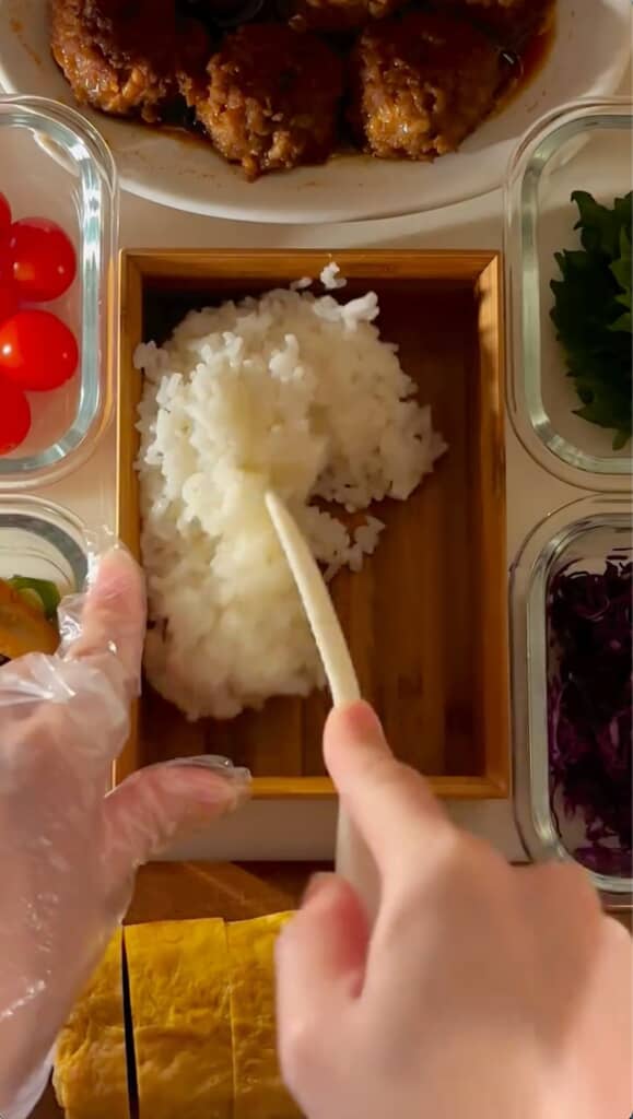 まずは一番場所が必要な白ごはんを詰めて