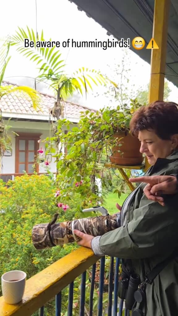 ハチドリがレンズの上で休むすてきな光景