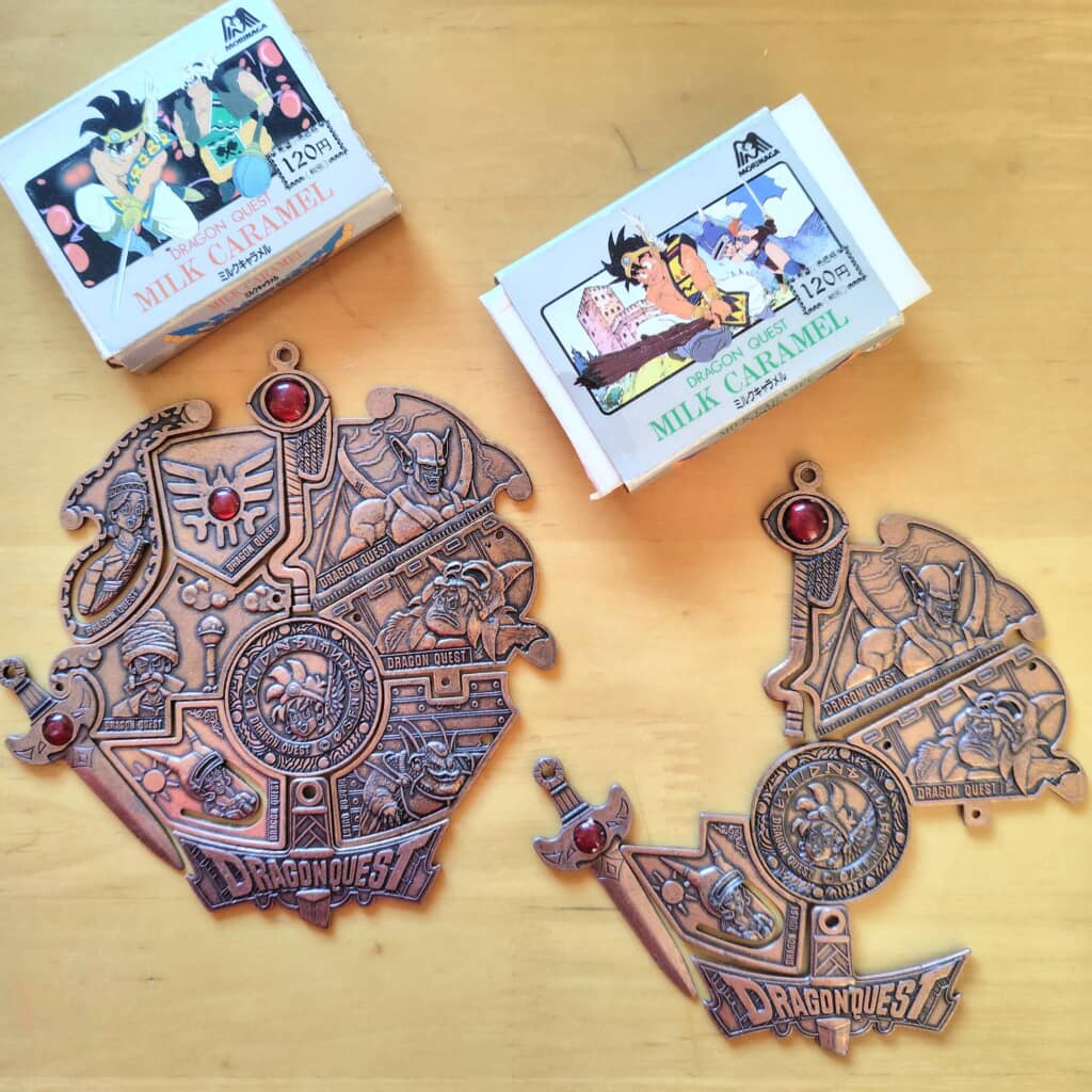 あと1つ、剣のピースさえあれば完成したレリーフ（左）。ダブり（右）だけである程度できあがるほど頑張ったのに、35年たった今も未完成