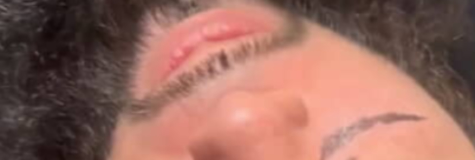 寝転ぶ夫をふと見ると……衝撃の光景に妻困惑「バグるな脳みそ」「電車で吹いたww」「こわっwwww」（1/3） | ライフスタイル ねとらぼ