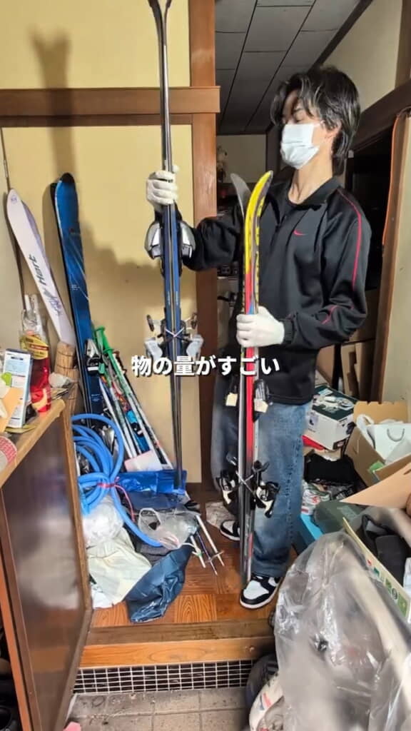 スキー板がいくつも……