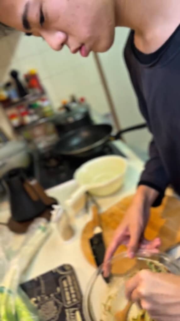 辛子や調味料と和えて……