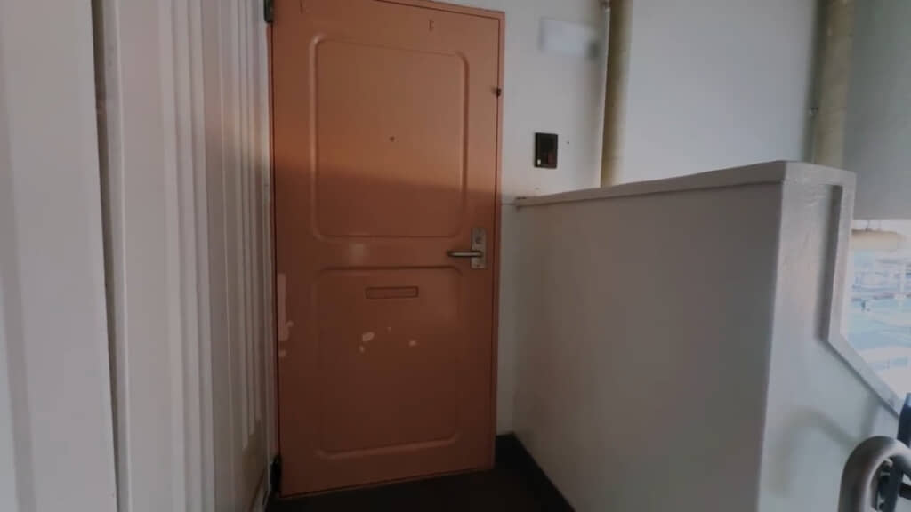 レトロかわいい玄関ドアを開けると……