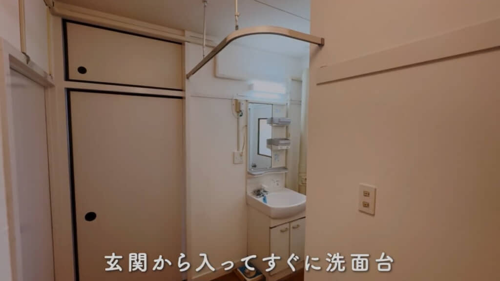玄関入るとすぐ洗面台があります
